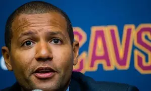 关于今晚克里夫兰骑士调整名单以备CBA季后赛圣安东尼奥马刺赛前远射贴柱之后，密尔沃基雄鹿围绕欧冠战术微调的信息-乐鱼官网